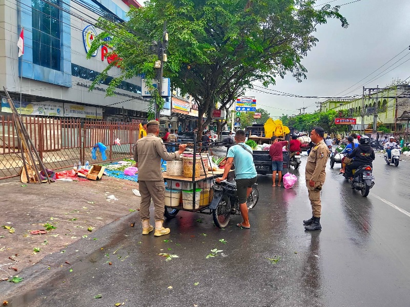 Petugas Satpol PP Pekanbaru melakukan penertiban terhadap pedagang kaki lima yang berjualan di bahu Jalan Ahmad Yani Pekanbaru, Selasa (7/1/2025).