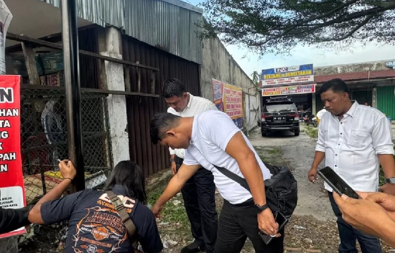 Satreskrim Polresta Pekanbaru saat melakukan olah TKP di lokasi kejadian penusukan di Jalan Hang Tuah, Senin (6/1/2025).