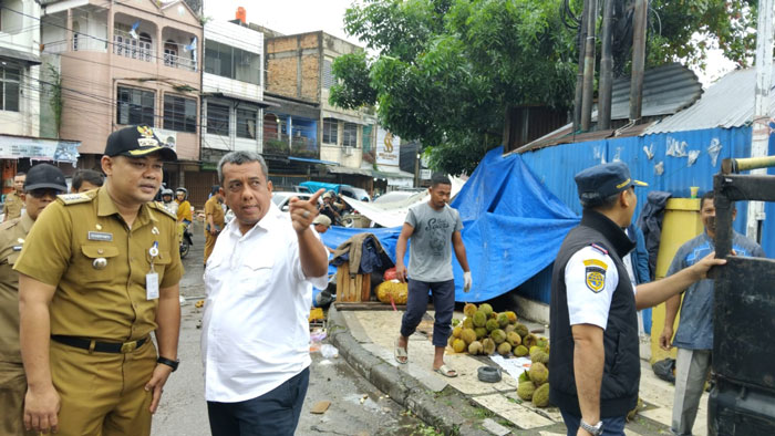 Penjabat (Pj) Walikota Pekanbaru, Roni Rakhmat meninjau pedagang PKL atau pasar tumpah antara Jalan Ahmad Yani-Jalan Agus Salim.