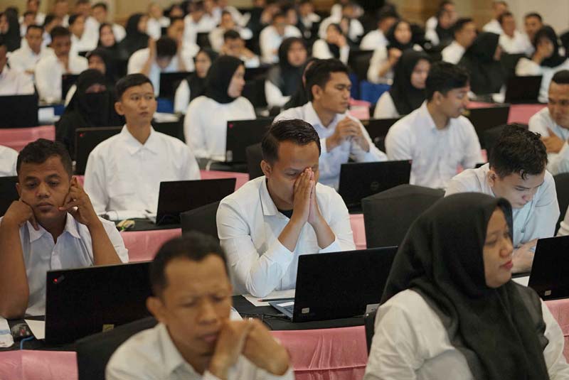 Para peserta sedang mengikuti  ujian CAT  penerimaan PPPK di Hotel Mutiara Merdeka Pekanbaru, Kamis (12/12/2024).