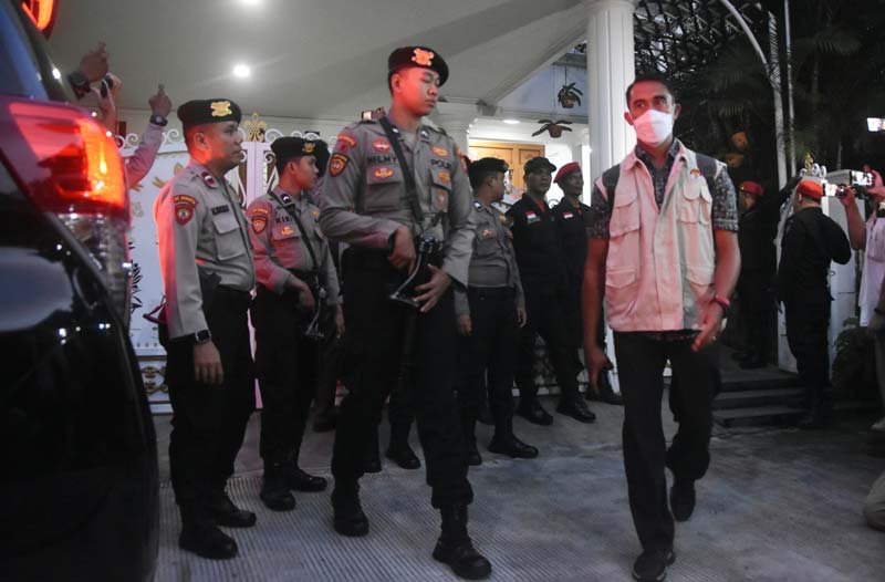 Penyidik KPK menggeledah kediaman Sekjen PDIP Hasto Kristiyanto di Perumahan Taman Villa Kartini, Blok G3 No. 18, Kelurahan Margahayu, Kecamatan Bekasi Timur