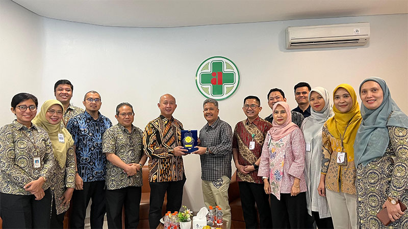 CEO RS Awal Bros Group, Arfan Awaloeddin didampingi para direktur menerima penghargaan Bintang 4 dari Direktur Teknologi Informasi BPJS Kesehatan dr Ir Edwin Aristiawan, Rabu (8/1/2024).