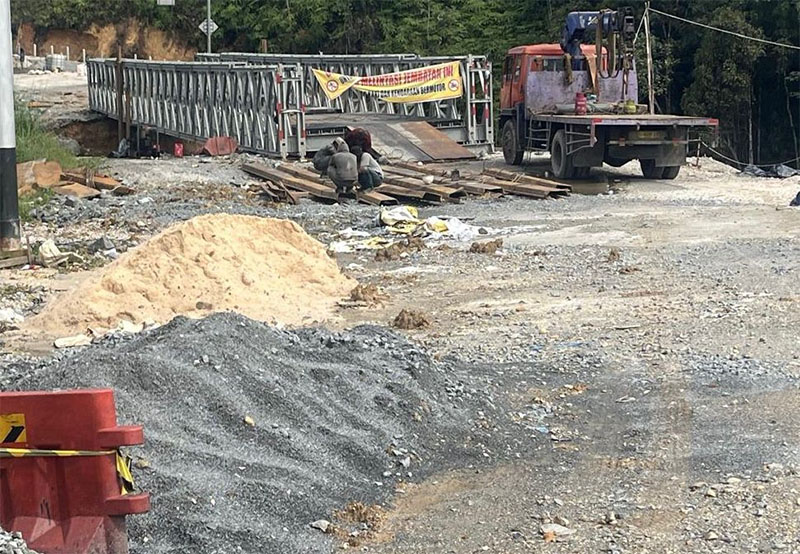 Pekerja dari BPJN Riau mulai membuka jembatan bailey di Km 106 Tanjung Alai, Rabu (8/1/2025).