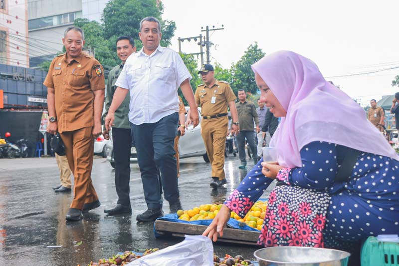 Pj Wako Pekanbaru Roni Rakhmat bersama jajaran meninjau para pedagang kaki lima (PKL) yang berjualan di pasar tumpah Jalan Ahmad Yani, Selasa (7/1/2025).