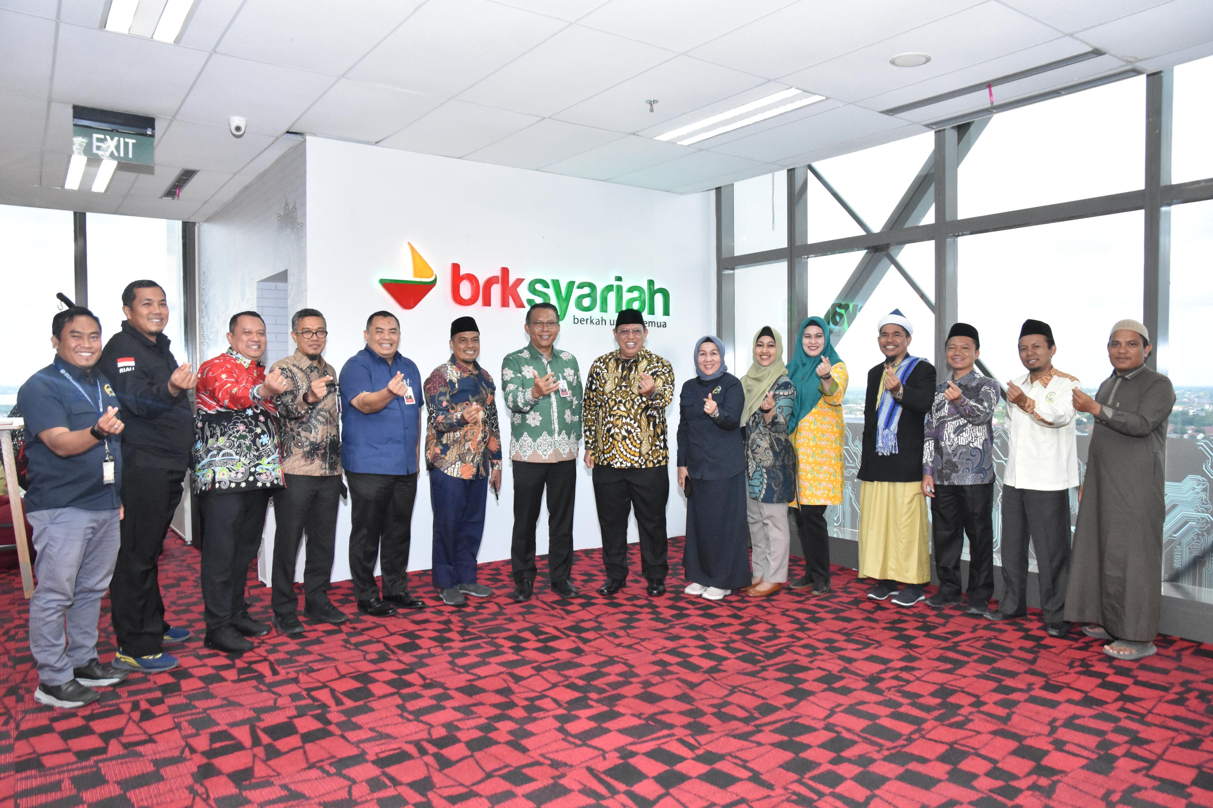 Kunjungan kerja Anggota Komite I DPD  RI, K.H Muhammad Mursyid ke Riau tepatnya ke Menara Dang Merdu BRK Syariah, Rabu (8/1/2025)