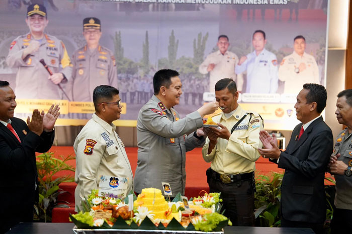 Kapolda Riau Irjen Pol Mohammad Iqbal menyuapi salah satu perwakilan Satpam di HUT Satpam ke-44 di Pekanbaru, Rabu (8/1/2024).