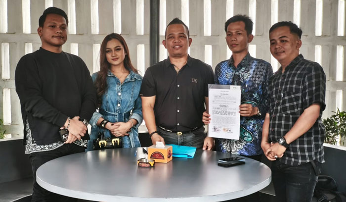 Cut Salsa didampingi Kuasa Hukumnya (tengah) di salah satu kafe di Kota Pekanbaru pada Rabu (8/1/2024).
