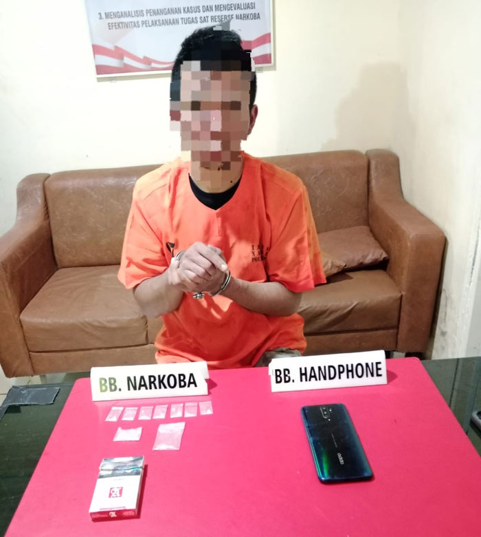 Seorang yang diduga pengedar narkoba KT (24) diamankan dari sebuah kafe di Desa Suka Mulya, Kecamatan Bangkinang, Kabupaten Kampar, Selasa (7/1/2025).