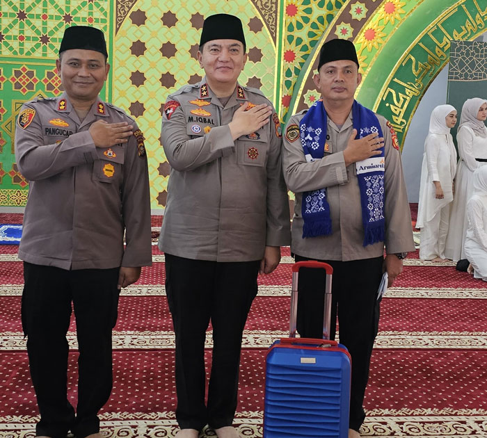 Kapolda Riau, Irjen M Iqbal SIK MH dan Kapolres Kuansing AKBP Pangucap Priyo Soegito SIK MH melepas Ipda Padrianto.