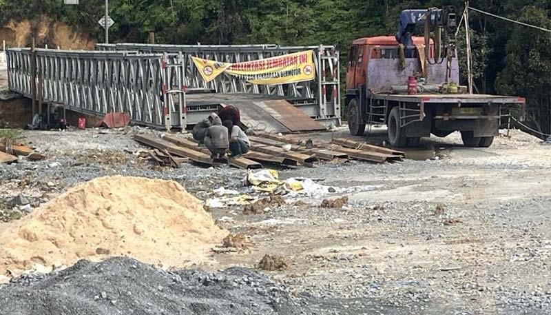 Pekerja BPJN Riau mulai membongkar jembatan bailey di jalan lintas Riau-Sumbar Km 106-107 Desa Tanjung Alai, Kecamatan XIII Koto Kampar, Kabupaten Kampar