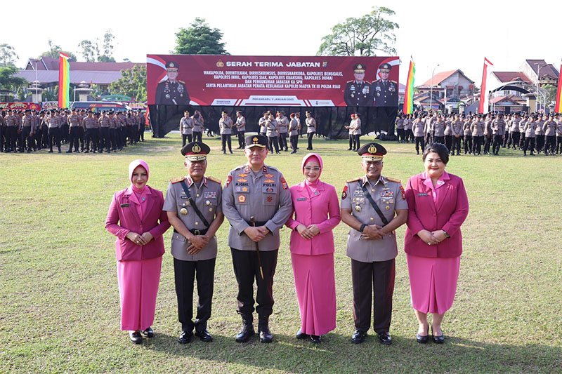 Kapolda Riau Irjen Pol Mohammad Iqbal berfoto bersama pejabat Wakapolda baru Brigjen Pol Jossy Kusumo dan pejabat Wakapolda lama Brigjen Pol K Rahmadi usai sertijab, Kamis (9/1/2025).