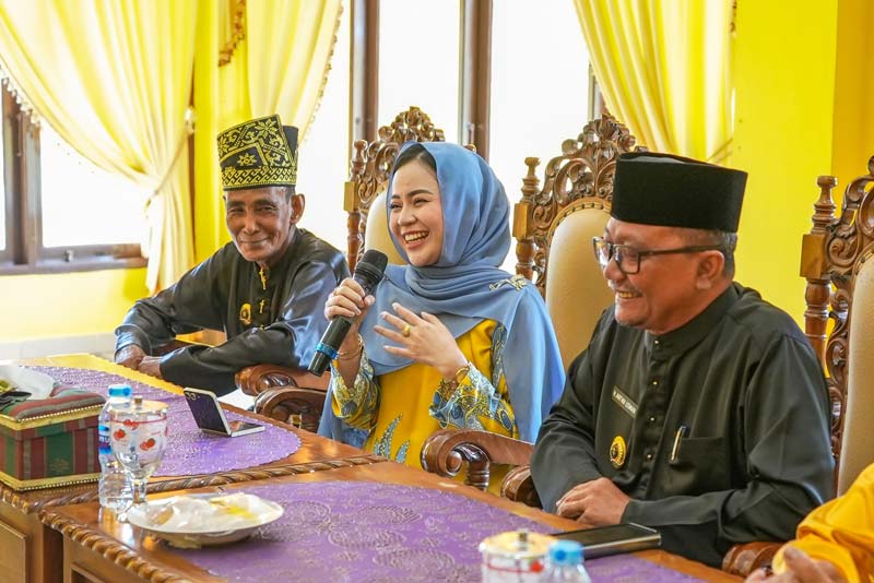 Permaisuri Kesultanan Kadriyah Pontianak Maharatu Suri Mahkota Agung Tanaya Ahmad Alkhalidi bersama Sekretaris Daerah Kabupaten Siak Arfan Usman