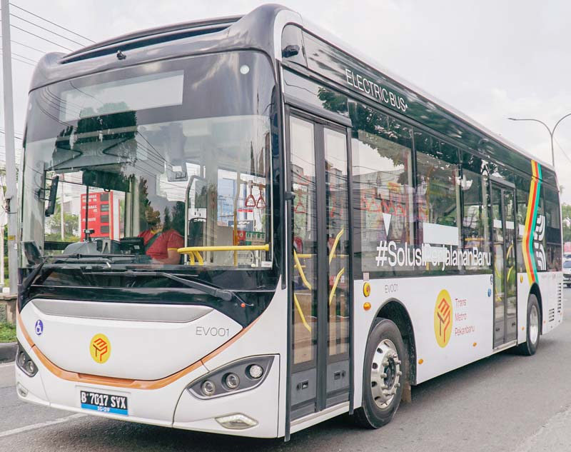 Satu unit bus listrik melintas di Jalan HR Soebrantas, Sabtu (4/1/2025).