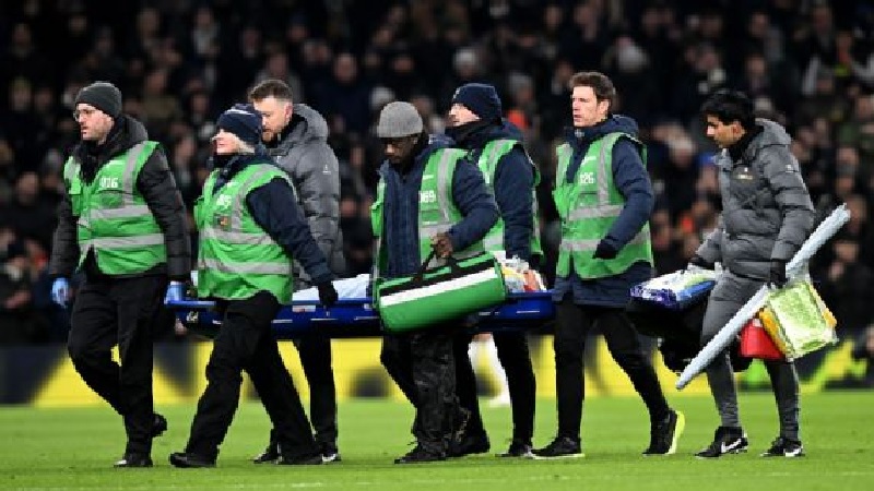 Gelandang Tottenham Hotspur Rodrigo Bentancur ditandu keluar lapangan saat semifinal Piala Carabao.