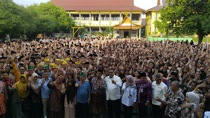Menteri Pendidikan Dasar dan Menengah RI, Prof Dr Abdul Muti MEd senam bersama pelajar di SMPN 4 Pekanbaru