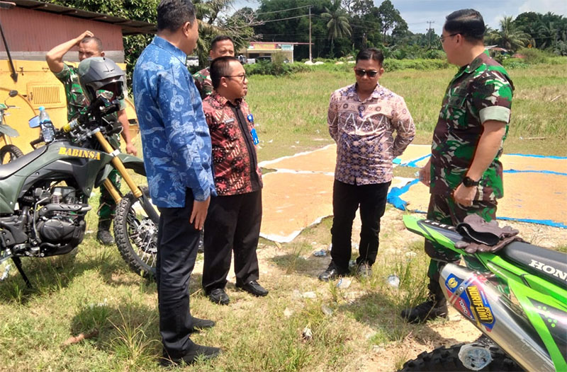 Wakil Koordinator Satuan Tugas Swasembada Pangan Wilayah Riau Kolonel Infantri Andi Asmara Dewa SH MHan meninjau lahan persawahan di Desa Simpang Kubu, Kecamatan Kampar, Kabupaten Kampar