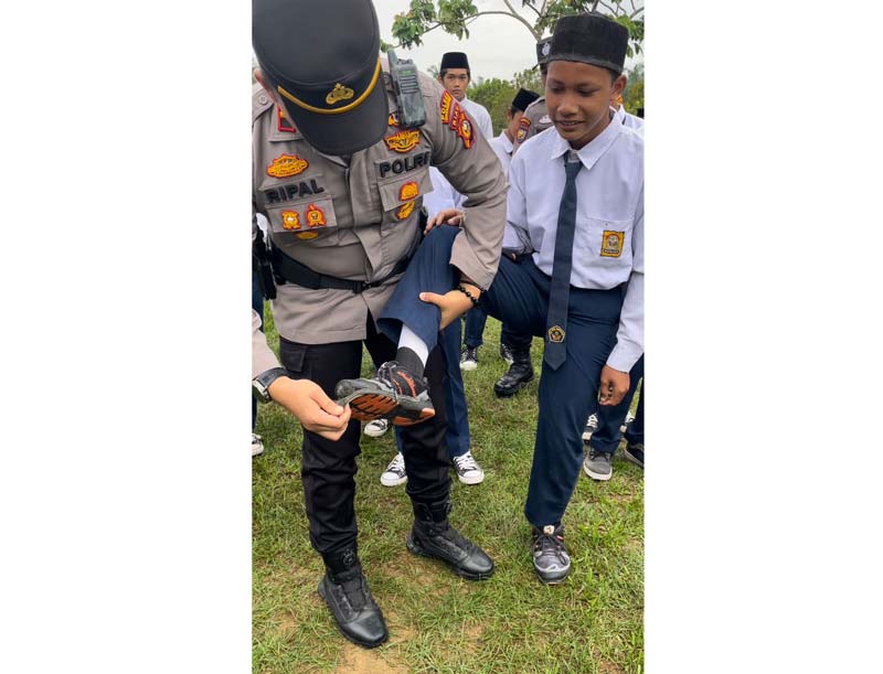 Kapolsek LBJ Ipda Ripal Indrawata SH MH saat melakukan razia sepatu dan peci mendapati salah seorang  pelajar yang memiliki sepatu yang sudah lusuh, baru-baru ini.