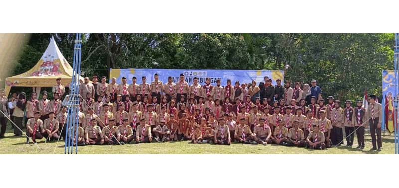 Para peserta Pramuka di Bumi Perkemahan Muctar Lutfi foto bersama usai pembukaan latihan gabungan, baru-baru ini.