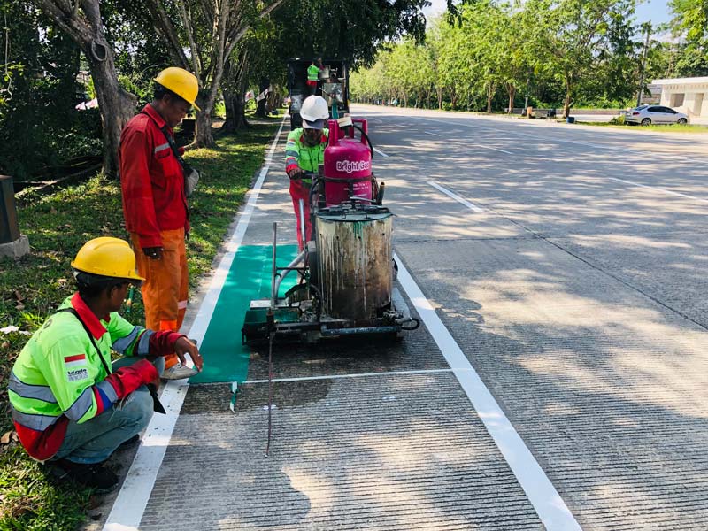 Pekerja sedang membuat marka jalur pesepeda di Jalan Tengku Buwang Asmara atau Jalan Sapta Taruna, Siak, Kamis (9/1/2025).