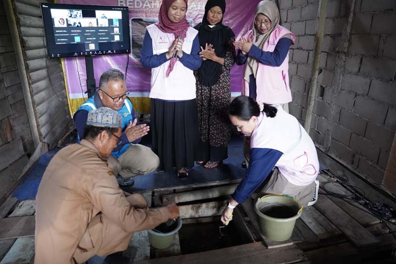 General Manager PLN UID Kalimantan Barat, Joice Lanny Wantania (bawah kanan), melakukan peletakan batu pertama program bedah rumah oleh Srikandi PLN Group Kalimantan Barat