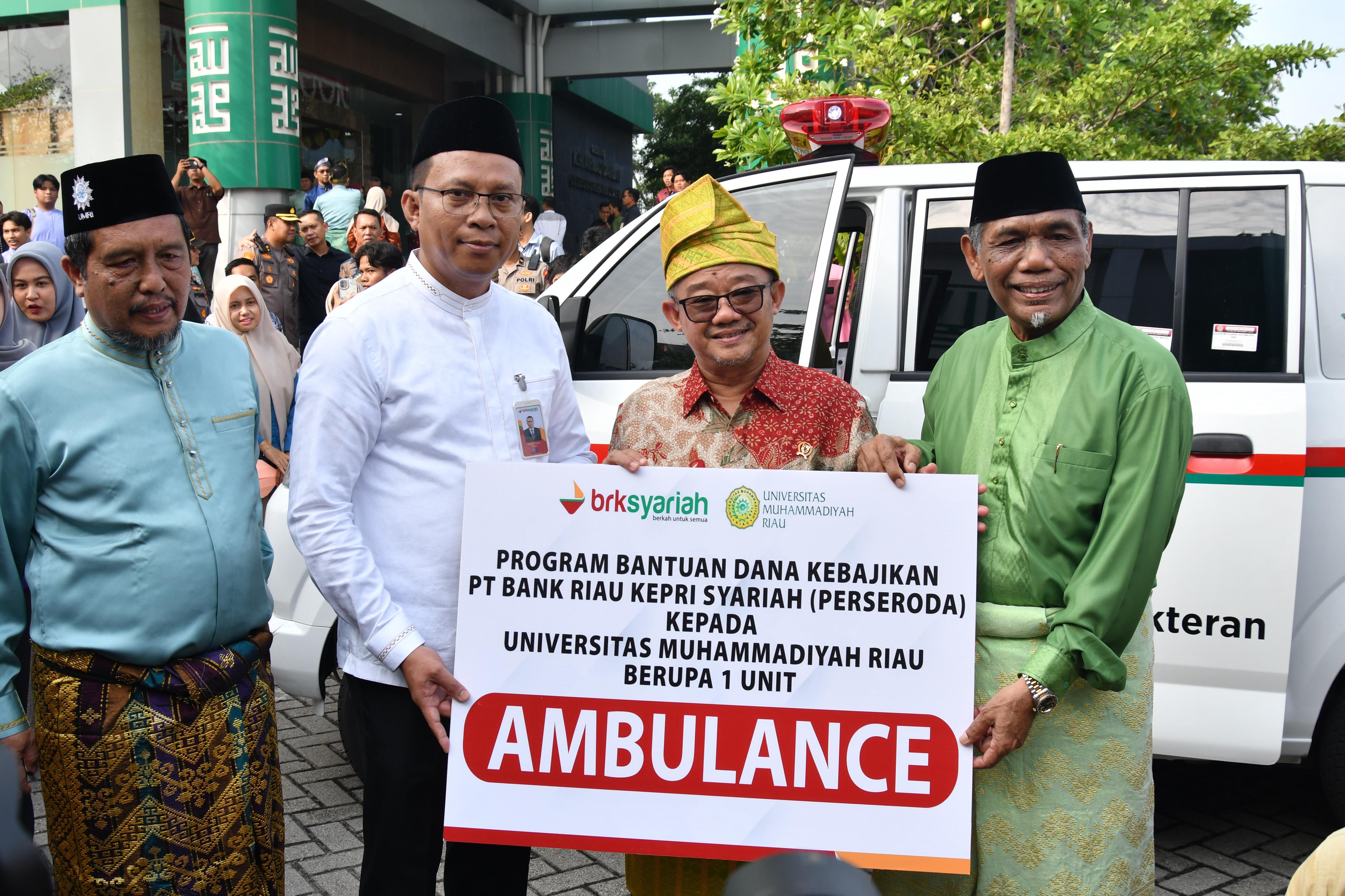 PT Bank Riau Kepri Syariah (Peseroda) menyerahkan satu unit ambulance kepada UMRI.