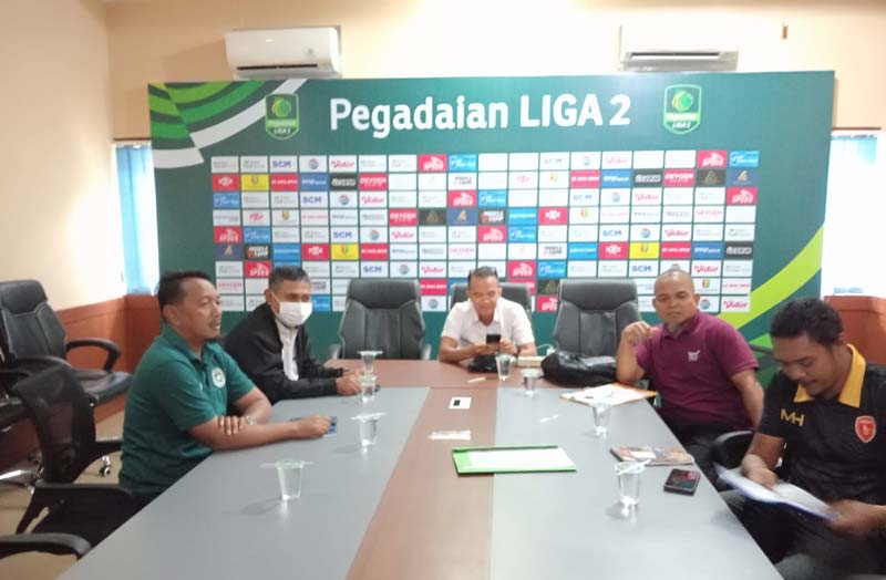 Ketua Askot PSSI Pekanbaru Roni Saputra (tengah) saat memimpin rapat bersama Exco Miskardi (dua kanan) dan Abrar di Ruang Rapat PSSI Pekanbaru