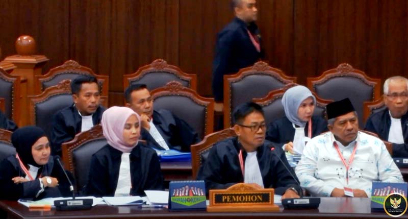 Kuasa Hukum Perkara Nomor 34 PHPU Bupati Rohul Eva Nora (kiri) berdampingan dengan Kuasa Hukum Pemohon PHPU Bupati Siak Misbahudin Gasma (dua kanan)