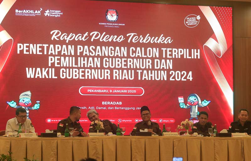 Suasana rapat pleno terbuka penetapan pemenang pemilihan Gubernur dan Wakil Gubernur Riau 2024 di Ballroom Hotel Grand Zuri, Pekanbaru, Kamis (9/1/2025).