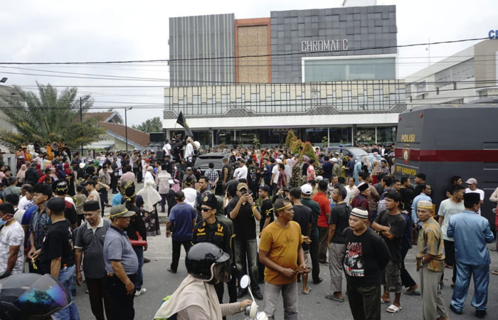 Massa memadati ruas Jalan Hr Soebrantas tepat di depan THM Chromatic Family minta ditutup, Pekanbaru, Jumat (10/1/2025).