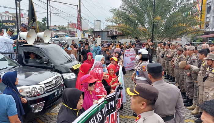 Ratusan orang gelar aksi demonstrasi meminta THM Chromatic di Jalan HR Soebrantas, Pekanbaru ditutup, Jumat (10/1/2025)