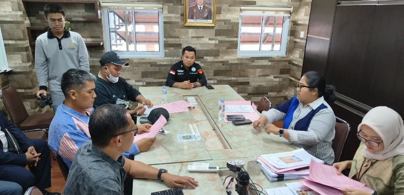 Proses Tahap II Perkara Dugaan Korupsi Dana Hibah LAMR Kota Pekanbaru dengan tersangka Yose Rizal dan Ade Siswanto di Kejari Pekanbaru, Jumat (10/1/2025).