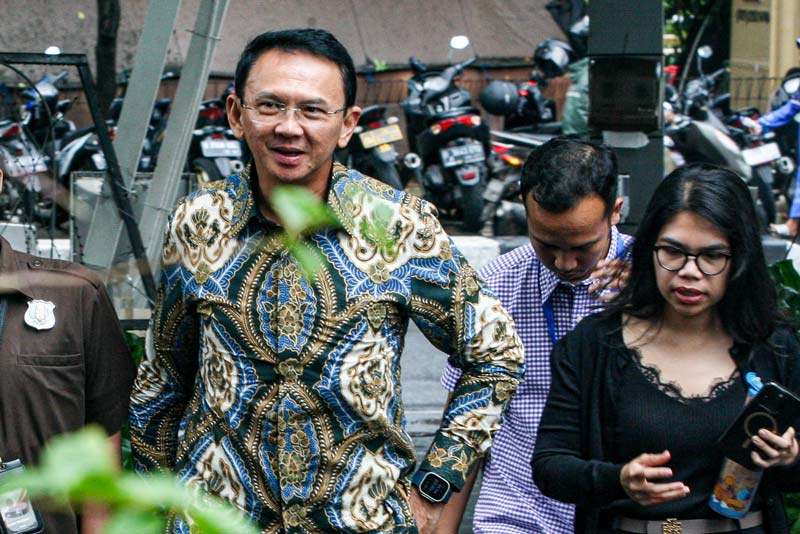 Mantan Komisaris Utama PT Pertamina (Persero) Basuki Tjahaja Purnama alias Ahok berjalan saat akan menjalani pemeriksaan di Gedung Merah Putih KPK, Jakarta, Kamis (9/1/2025).