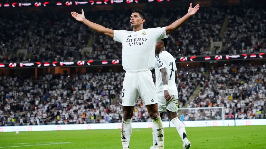 Pemain Real Madrid Jude Bellingham melakukan selebrasi usai membobol gawang Real Mallorca pada semifinal   Piala  Super Spanyol di Jeddah.