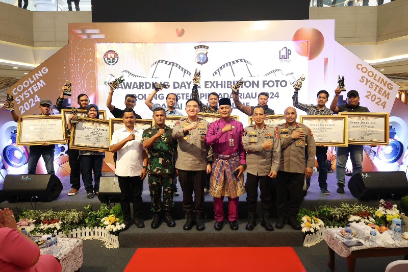 Kapolda Riau Irjen Pol Mohammad Iqbal berfoto bersama pemenang loba jurnalistik Polda Riau dalam acara puncak Awarding dan Exhibition Foto Cooling System Polda Riau di Mal Living World Pekanbaru.
