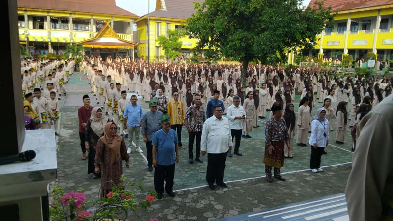 Menteri Pendidikan Dasar dan Menengah Abdul Mu&rsquo;ti (depan dua kiri) saat mengunjungi senam anak Indonesia hebat di Halaman SMP Negeri 4 Kota Pekanbaru, Jumat (10/1/2025).