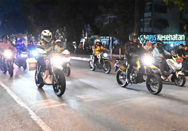 Kapolda Sumbar, Irjen Pol Gatot Tri Suryanta patroli kota guna mencegah terjadinya tawuran dan balap liar di wilayah Kota Padang, Jumat malam (10/1).