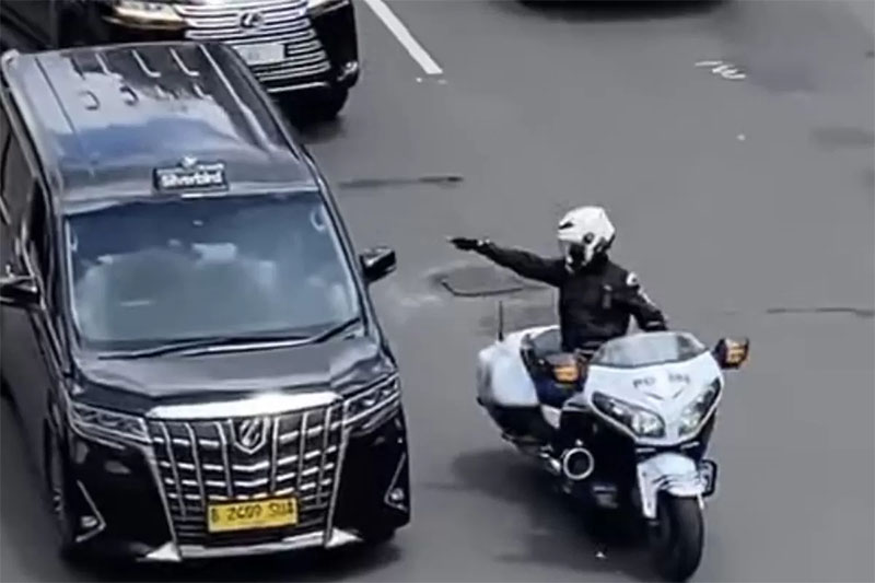 Viral Mobil Dinas Menteri RI 36 dan Patwal Bertindak Arogan di Jalan di Jakarta, Menkomdigi Meutya Hafid beri bantahan bukan miliknya.