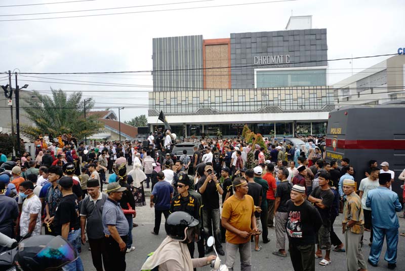 Massa aksi demo memadati ruas Jalan HR Soebrantas, tepatnya di depan THM Chromatic Family Karaoke, Jumat (10/1/2025) siang.