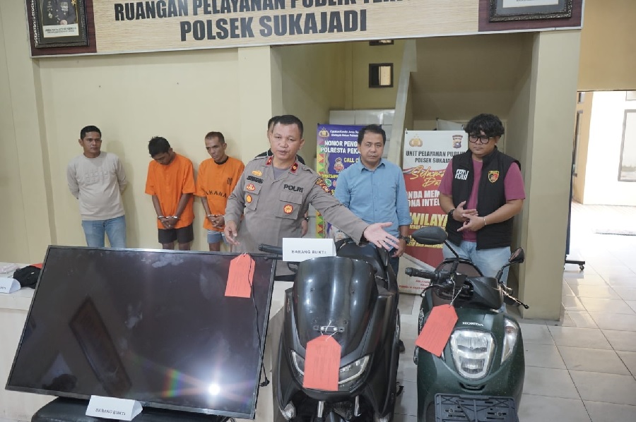 Kapolsek Sukajadi Kompol Jorminal Sitanggang didampingi Kanit Reskrim AKP Safril memperlihatkan barang bukti hasil kejahatan para tersangka  saat ekspose kasus curanmor dan pembongkaran ruko.
