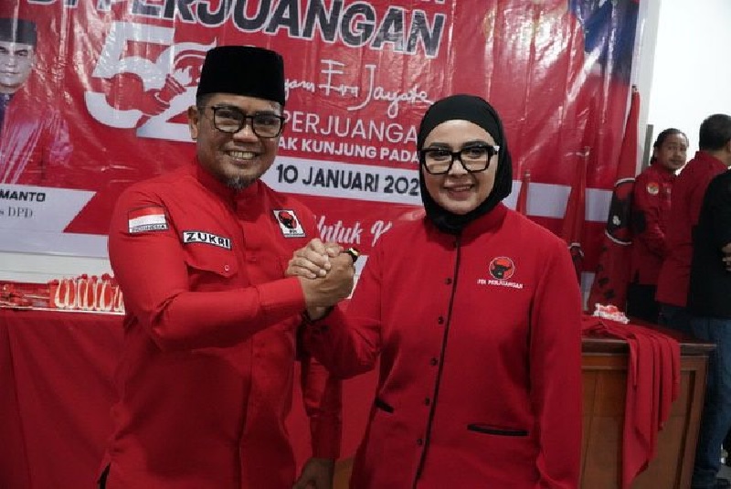 Ketua DPD PDI Perjuangan Riau Zukri Misran salam komando dengan Anggota Komisi III DPR RI Dewi Juliani di sela-sela perayaan hari jadi ke-52 di DPD PDI Perjuangan Riau, Jumat (10/1/2025).