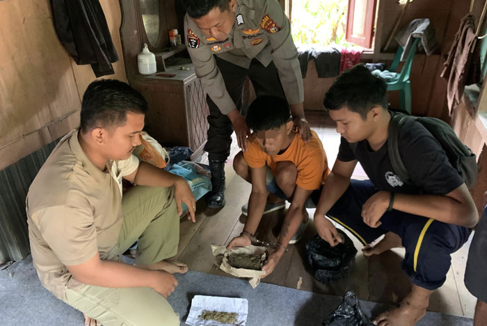 Tim Polsek Kelayang Polres Inhu saat mengamankan pelaku DH alias Hendri di kediamannya, Jumat (10/1/2025)