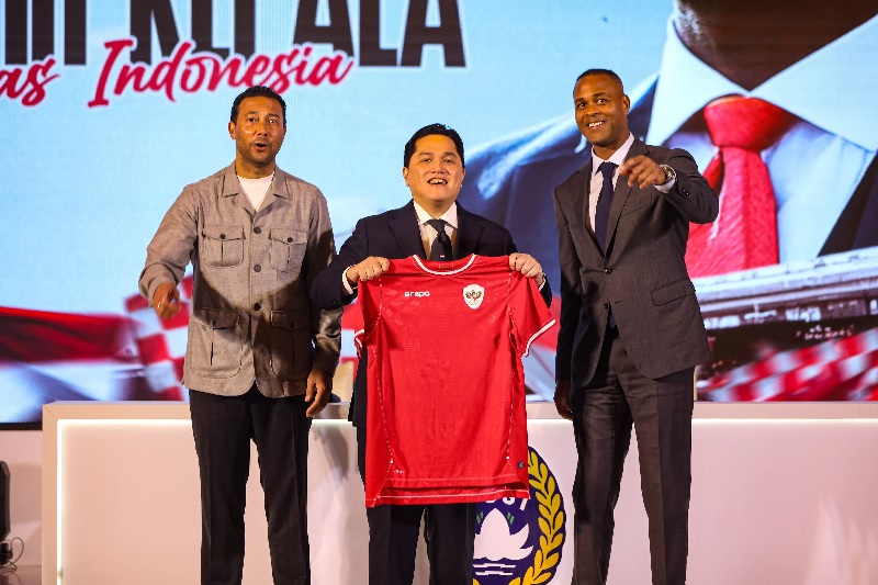Ketua Umum PSSI, Erick Tohir bersama Pelatih Kepala Timnas Indonesia, Patrick Kluivert dan Asisten Pelatih Timnas Denny Landzaat menunjukkan jersey Timnas Indonesia di Jakarta.