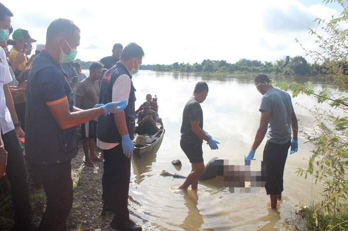Warga Dusun Sungai Lintang, Desa Empat Balai, Kecamatan Kuok, Kabupaten Kampar heboh dengan penemuan mayat laki-laki tak dikenal di Sungai Kampar pada Rabu pagi (8/1/2025).