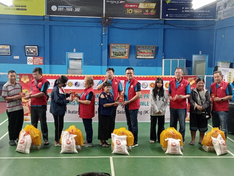 Ketua IKTS Pekanbaru Tohan (tengah) didampingi jajaran pengurus IKTS Pekanbaru menyerah paket Imlek kepada warga Tionghoa prasejahtera, Ahad (12/1/2025).