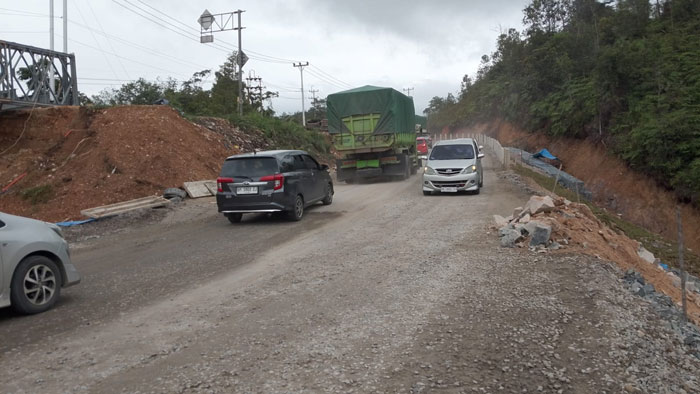 Kendaraan melintas dua arah di jalan lintas Riau-Sumbar km 106 Desa Tanjung Alai, Kampar, Ahad (12/1/2025).