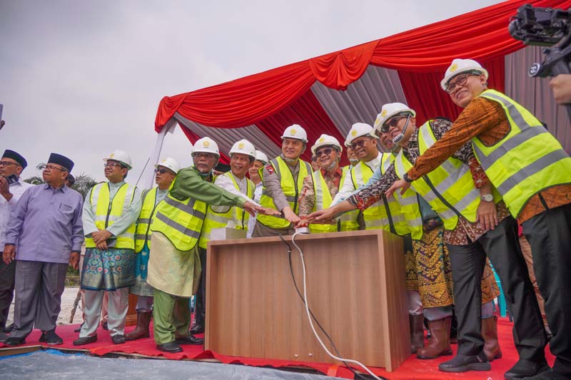Mendikdasmen RI Prof Dr H Abdul Mu&rsquo;ti MEd dan para pimpinan menekan tombol grand launching PMB dan ground breaking gedung MMT Umri, Jumat (10/1/2025).