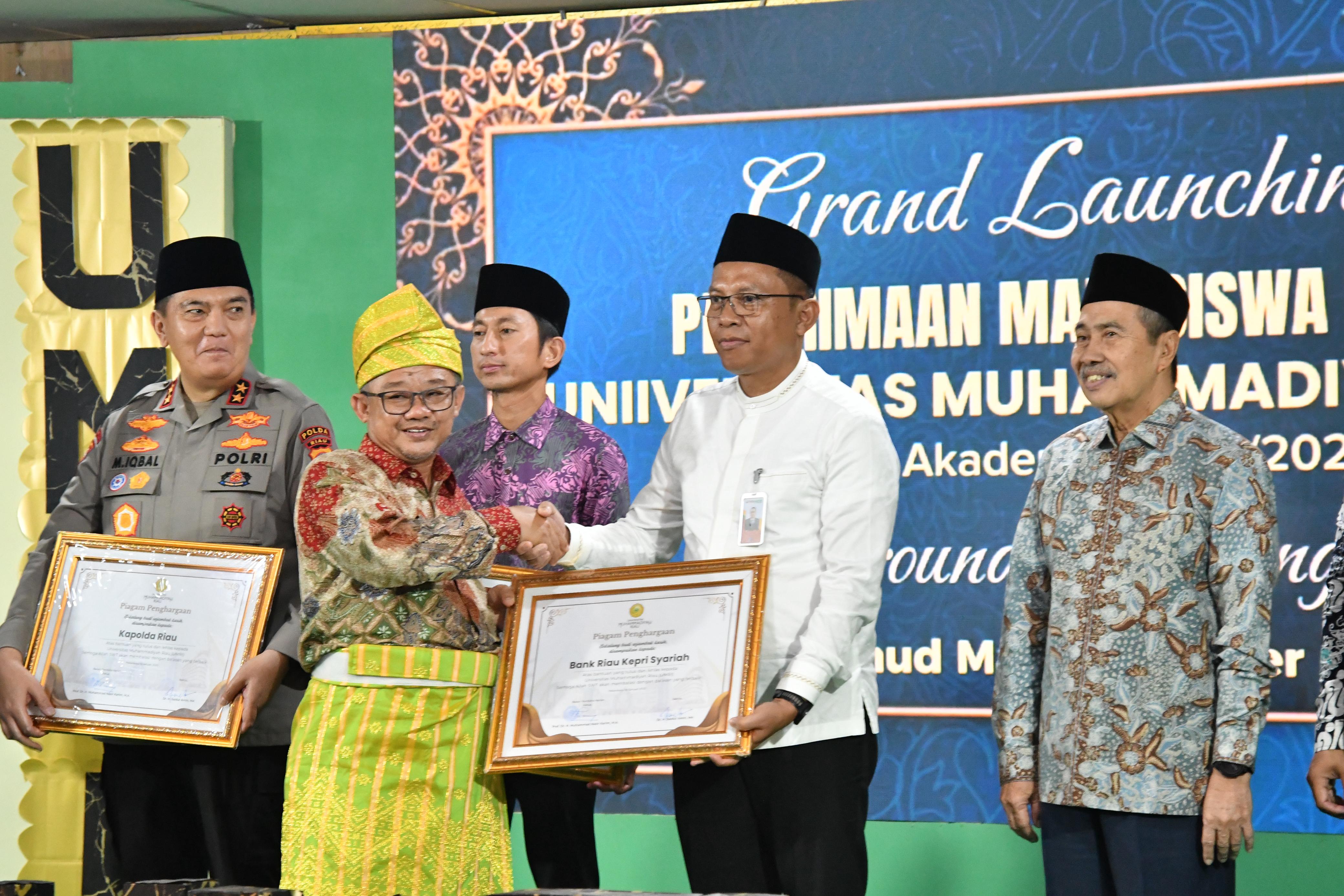 Penyerahan penghargaan oleh Menteri Pendidikan Dasar dan Menengah (Mendikdasmen) RI, Prof Abdul Mu&rsquo;ti kepada Direktur Pembiayaan Helwin Yunus, Jumat (10/1/2025).