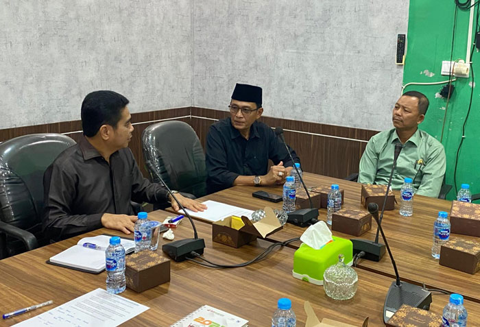 Wakil Ketua I DPRD Inhu H Adek Chandra ST MSI (tengah) didampingi Wakil Ketua II, Doni Rinaldi SE (kiri) saat memimpin rapat Bamus, Senin (13/1/2025).