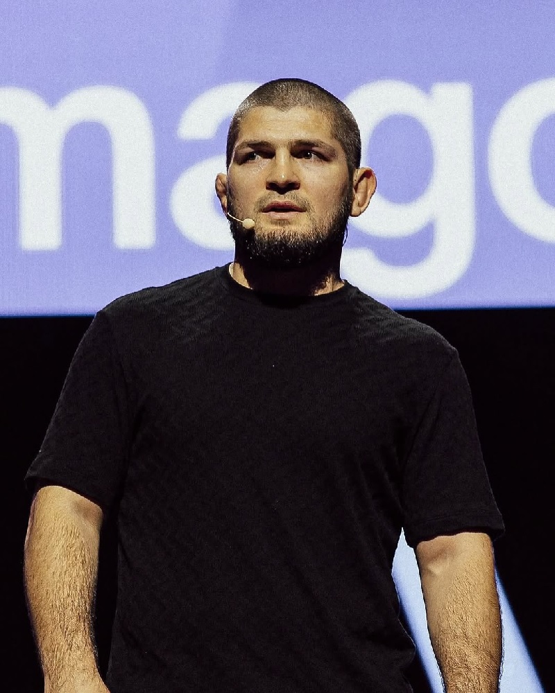 Legeda UFC Khabib Nurmagedov beri penjelasan yang sebenarnya terkait video viral dirinya diusir dari pesawat.