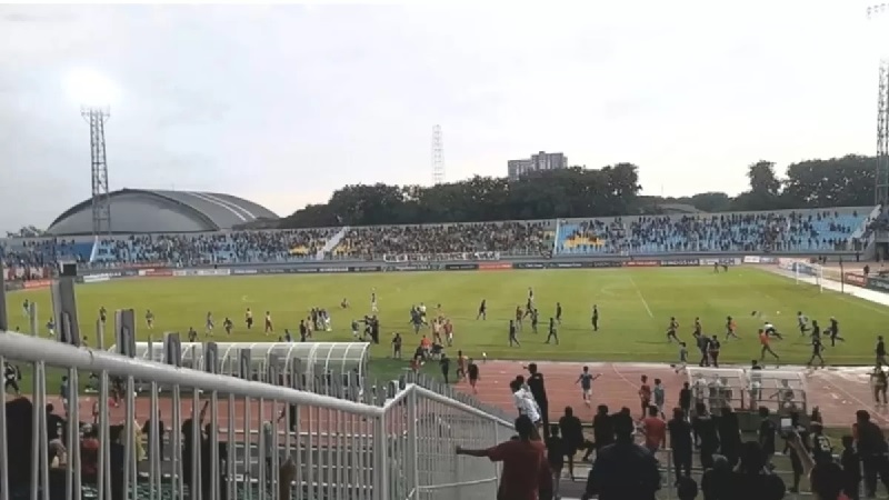 Suasana kericuhan suporter dan pemain saat laga Deltras Sidoarjo kontra Persibo di Stadion Gelora Delta Sidoarjo.